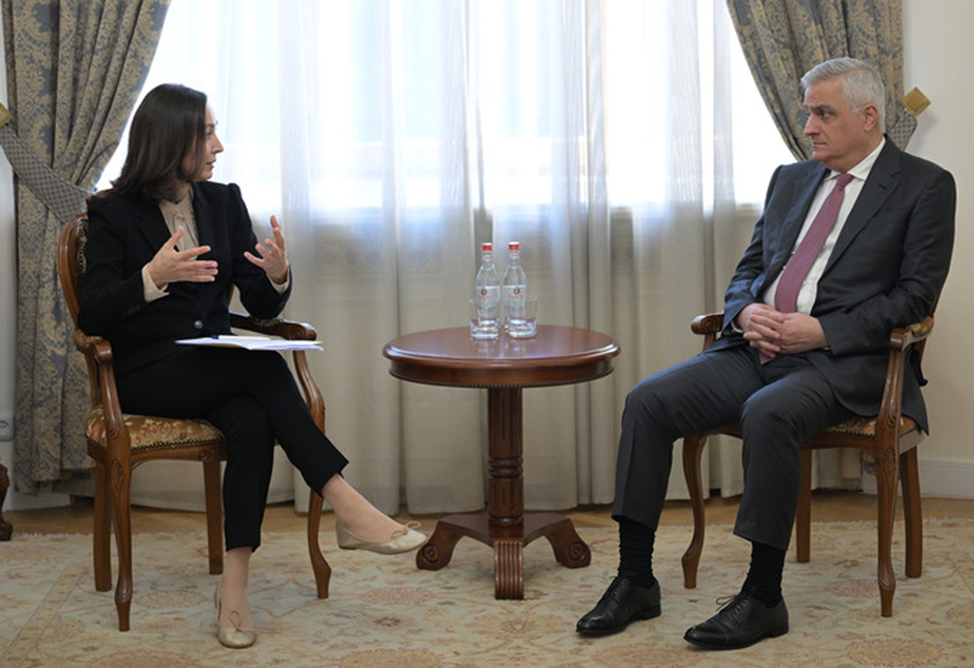 Мгер Григорян, Стелла Ренита